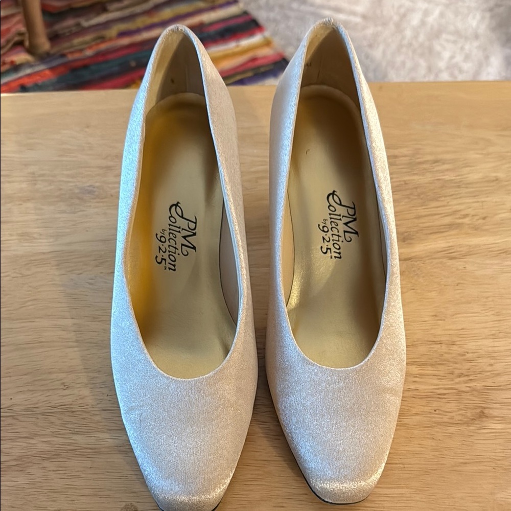 JM Collection Women's Cream Heels